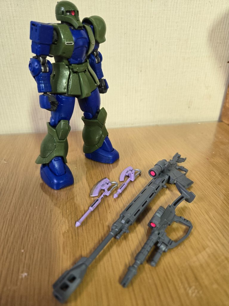 武器類と共に。アニメ版では何も持たずに特攻をかけてましたが、武器があればまた良しですよね。