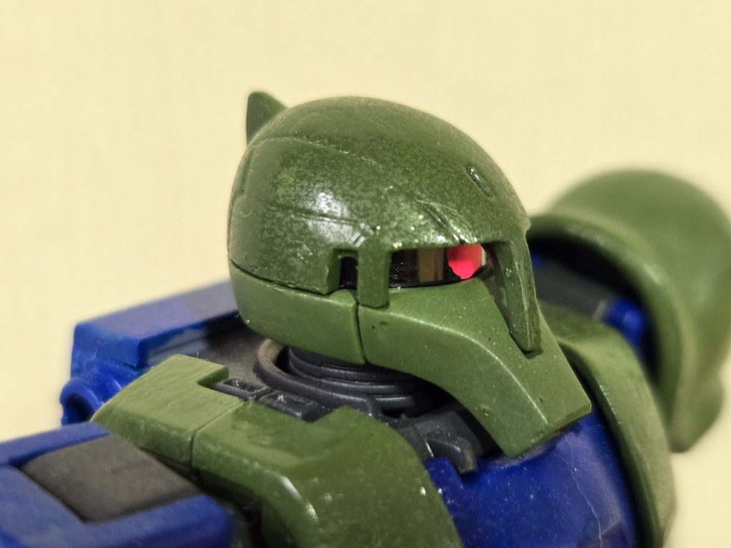 モノアイの前面に薄いプラバンを入れました。MGモデルにあるようにしてみました。入れるだけでオモチャらしさが解消された気がします！個人的には満足してます。