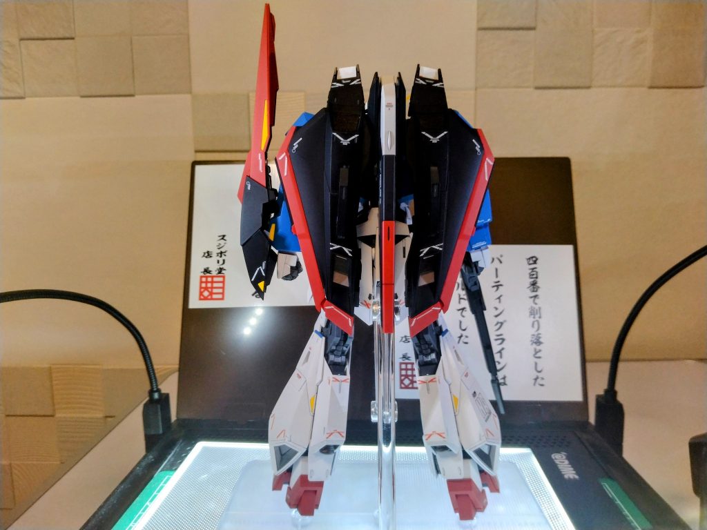 顔だけ少しアゴの辺りをカットしただけです。後、撮影がヘタクソですいません🙇