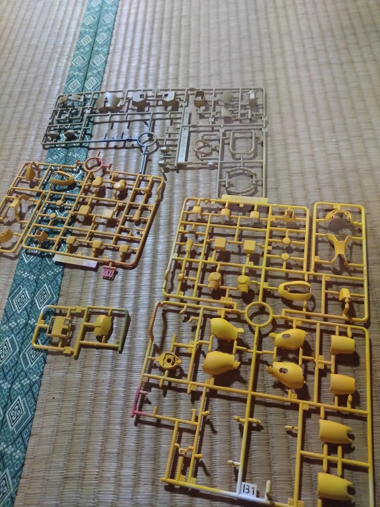 ランナーごとスプレー塗装してからパチ組みしてみる!たくさんガンプラ作りたいけど人生の時間は限られているのだ。この工法でそこそこ見れる完成品ができるなら最高やん。。でも塗る前に離型剤を洗い落とすために中性洗剤で洗う事は省略してはならない!洗ったさ!ランナーごとね。