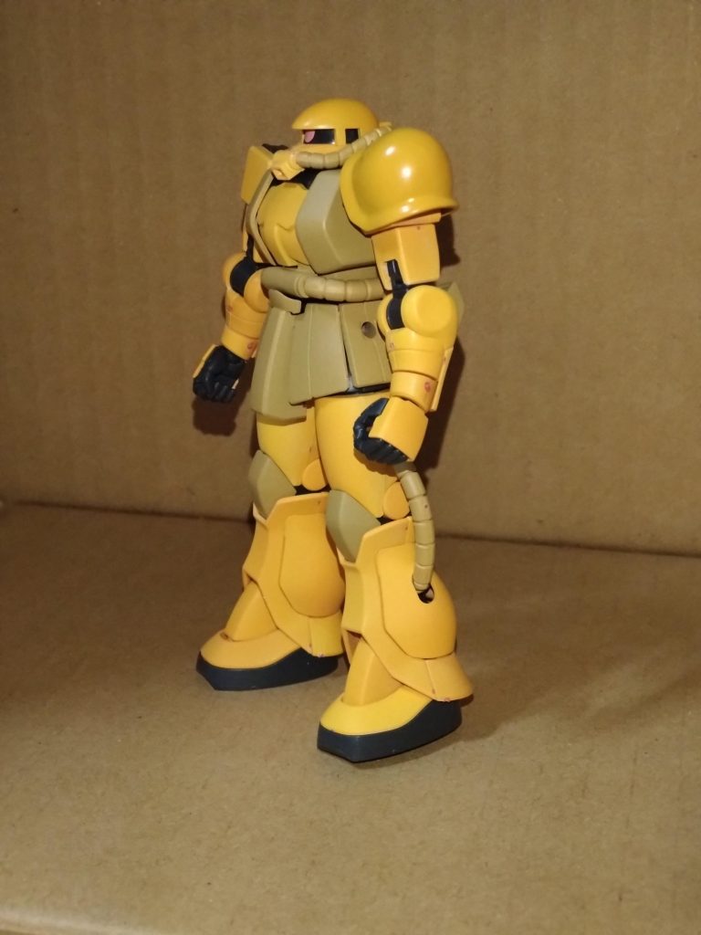 合わせ目は腕に出ますね。気になるのはここだけなのでは?合わせ目消し面倒なら「装甲の継ぎ目です」的な加工でお茶を濁すのもありか…組み立てやすくて良いキットですね。塗料はプロトタイプ風味グフの残りのキャメルイエロー?とダークイエローだったかな?塗装ムラと艶が各部で違うのでタッチアップとデカール貼り後に水性トップコートで整えますかね。作業用ザクにするか、プロトタイプガンダムの横で撃破される為だけに登場する鹵獲ザクにするか?開封からランナー洗い&乾燥、改造部パテ埋め、ランナーごと塗装してパチ組みまでで2日(つきっきりではないよ)でいけた。