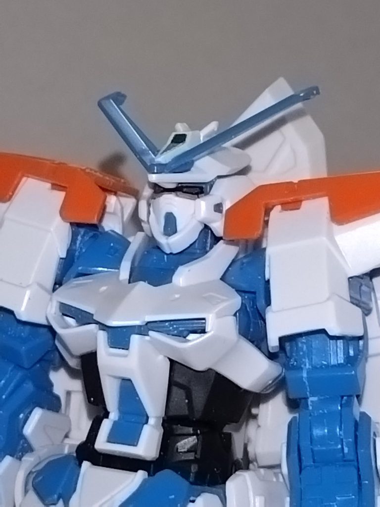 さて今回はHGCEではなく、HGガンダムSEEDからの選択で、実に12年前のキットを制作したのですが、可動範囲はHGCEと比べても遜色はありませんでした。キット自体は、タクティカルアームズ接続部分と、大腿部アーマーシュナイダーを使わなかった他は素組みで、使ったシールはカメラ部分のみです。