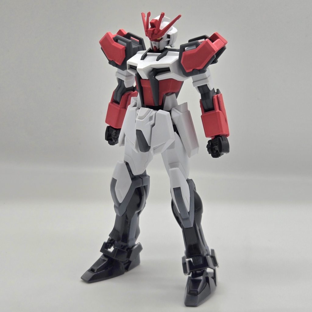 ガンダムベース限定のEGストライクガンダム(ペインティングモデル)を使用しました。カラーは、ダノックス勝負服の白,赤一本輪,赤袖白一本輪をイメージしました。同じくガンダムベースで見つけたサザビーレッドとブラックのスプレーを使用しています。全体はつや消し、脚の黒部分だけ靴のテカりを意識して光沢を吹いています。