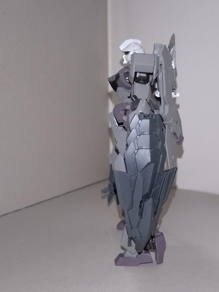 左腕には、竜の頭を象った空力防盾。「ドラゴノート(Dragonaut)」の名のごとく、MA形態において竜に似た外観となるように武装を考案したのだという。