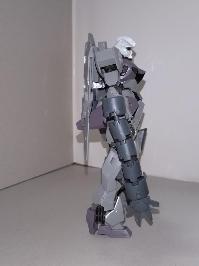 特筆すべきはその武装。右腕には、パルマフィオキーナ・ドラゴニア掌部ビーム砲。