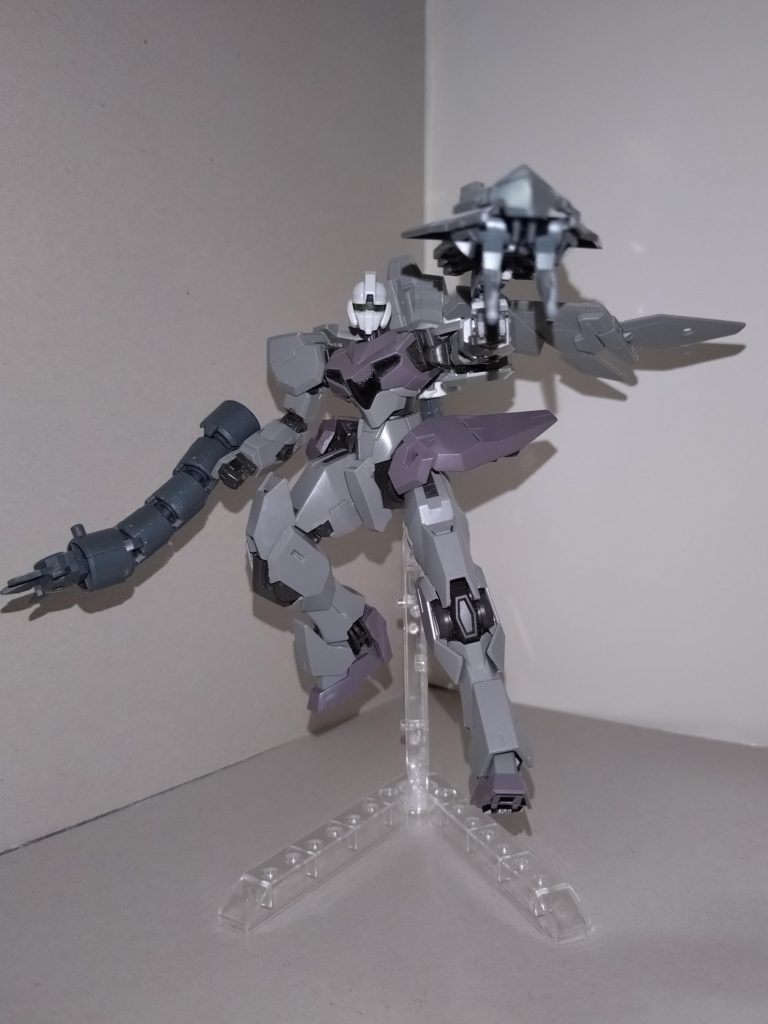 パルマフィオキーナ・ドラゴニアは、まんま30MM戦国アーマーから。空力防盾も同様ですが接続部分にパワードアームズパワーダーのアーム部分を使っています。バックパックは30MMエアファイターを基本に、30MSやガンプラバトルアームアームズのパーツも組み込んでいます。本体への接続は、二穴ジョイントのメス部分にランナー棒を接着、オス化して行いました。これは以前のインパルスナハトカイザーなどと同様の手法です。(次回に続く)