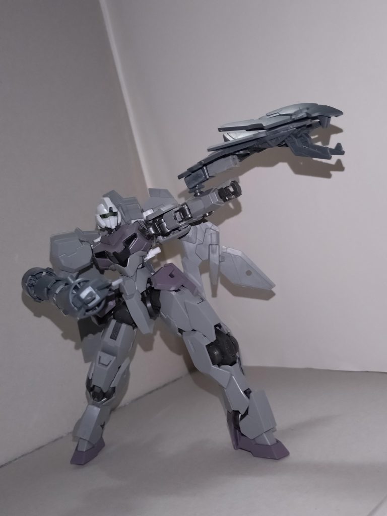 クロー付空力防盾対ビームコーティングが施されたシールドに、白兵戦用のクローを組み合わせた攻防一体の兵器。