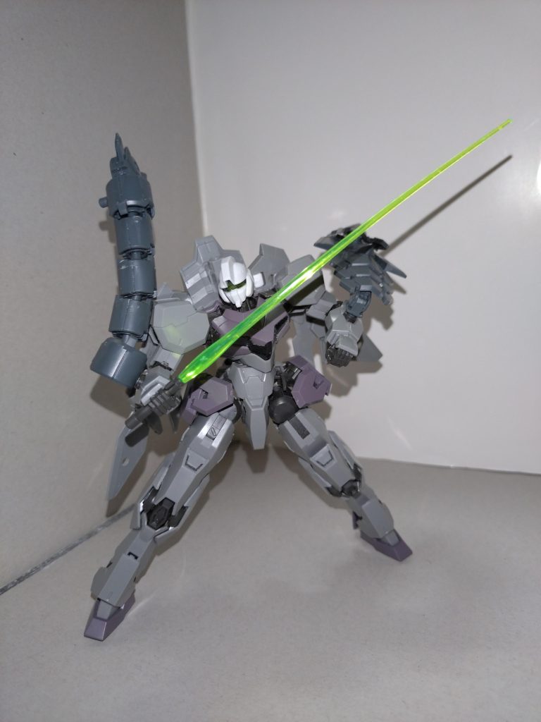 ビームサーベルヒザにラックがある。