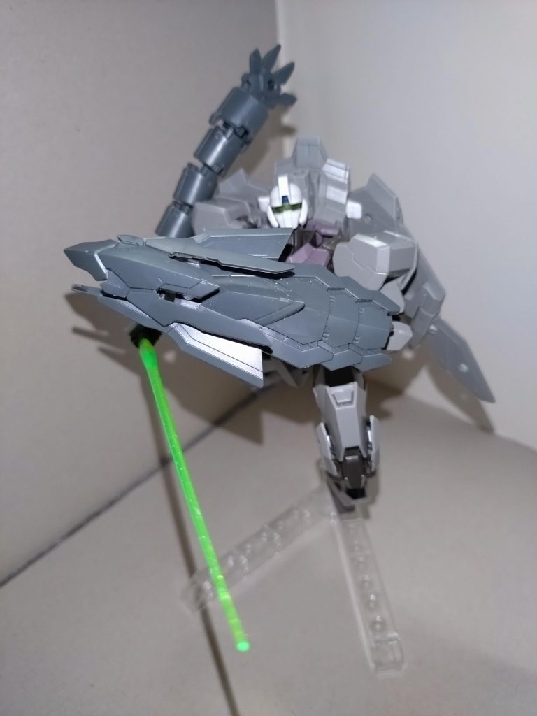 燐子「シールドを構えながら突撃し、ふところからビームサーベルでザックリと攻撃する···ロマンだと思いますね」