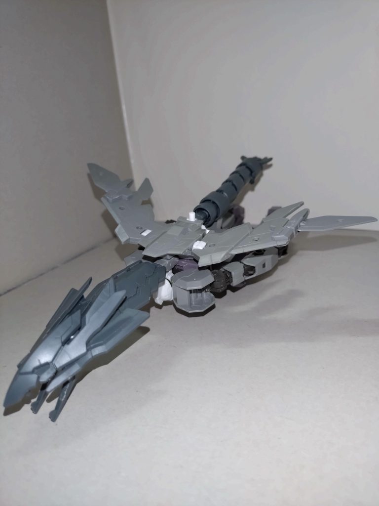 バックパック上部に空力防盾、下部にパルマフィオキーナ・ドラゴニアを取り付ける主翼を広げる両脚を曲げる 〜花咲川女子学園同窓会報より〜