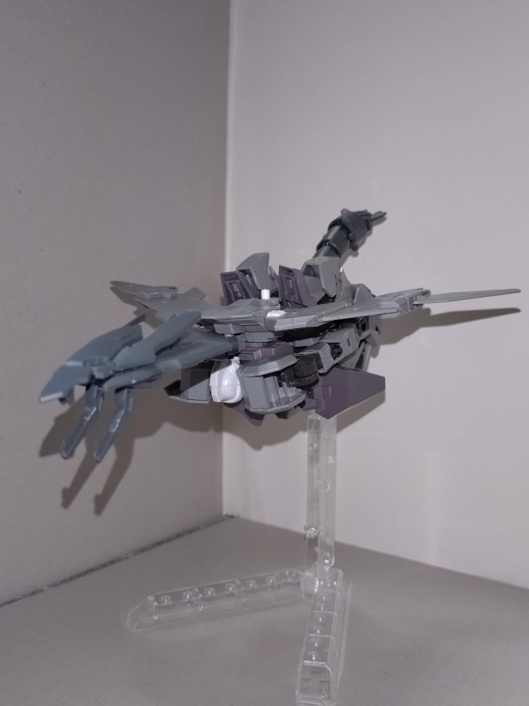 【MA形態】ドラゴニアモードから、さらに頭部を180°回転させ、両脚を曲げ、腰部スラスターを90°動かすことで変形。