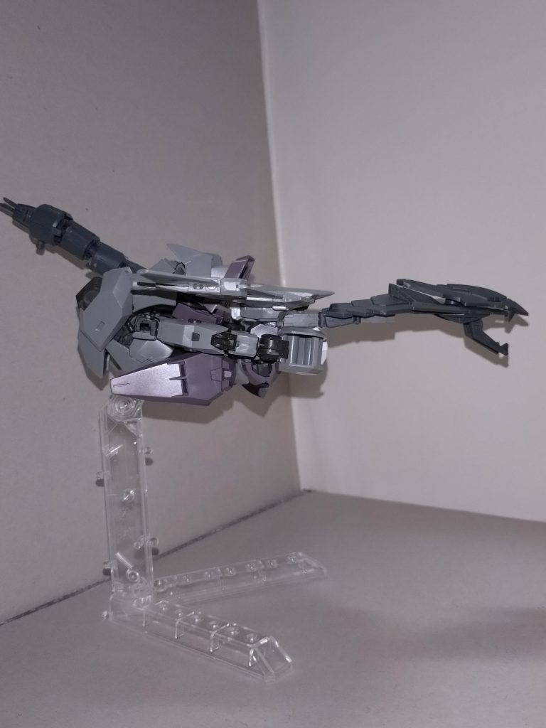 燐子「自分で言うのも何ですが、空力防盾に武装をもう1つ盛った方がよかったかな、と今でも後悔しています。それに、ガンドノードが買えなくて···腕は出さずに格納した状態になりました(汗)」