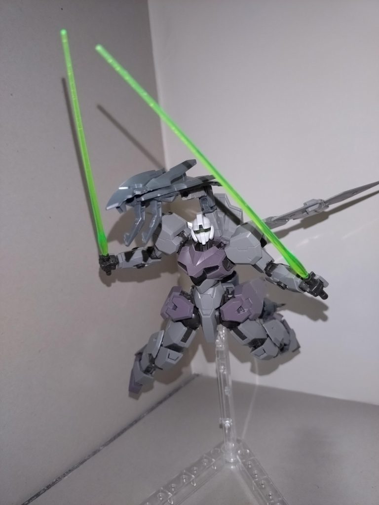 本形態は単純にパルマフィオキーナ・ドラゴニアと空力防盾をバックパックにマウントするだけで完成するが、超高速で敵機に肉薄し、ビームサーベル、または頭上のクローで急所を突くのに重宝している。「ドラゴニア」のネーミングは、同じRoseliaのドラムス担当・宇田川あこによる。 燐子「この冬30MFに仲間入りすることになった、ドラゴニアナイトに肖ったものだそうです」 