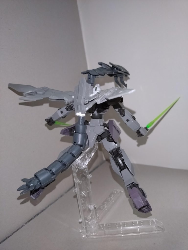 本校高等部の前生徒会長でRoseliaのキーボード担当・白金燐子が制作したドラゴノートジムヴォルヴァには、竜に似たMA形態への可変機構があることは前回お話しした通りだが、実はさらに中間形態とも言うべき、ドラゴニアモードと呼ばれる高機動格闘形態が存在する。