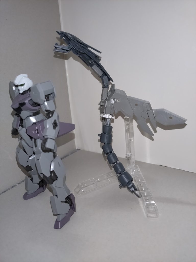 ここからはオマケ。 竜というよりはケツァルコアトルに近くなってしまいましたが、バックパックを分離した状態。当初のコンセプトは、宇宙刑事ギャバンに登場した超次元戦闘母艦「ドルギラン」の要素を組み込む、というもので、本体はガンドノードになる予定でしたが、いかんせんガンドノードがプレバン限定なのが痛く、通常は入手困難なため最終的にガンヴォルヴァを使い回すことになりました。ドラゴノートというネーミングも、当初の計画の名残です。