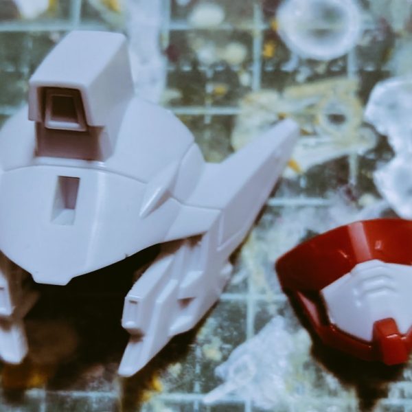 ウイングガンダムの顔パーツを加工、頭頂部にジョイントパーツをプラパイプで追加、シールドパーツを取り付けて、バードモードに変形できるぞ。（2枚目）
