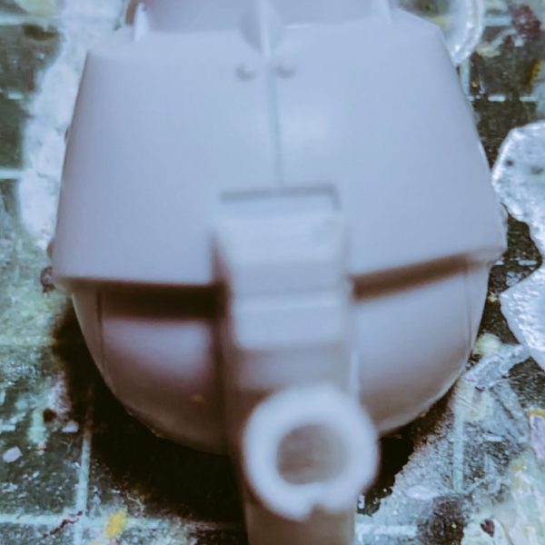 ウイングガンダムの顔パーツを加工、頭頂部にジョイントパーツをプラパイプで追加、シールドパーツを取り付けて、バードモードに変形できるぞ。（3枚目）