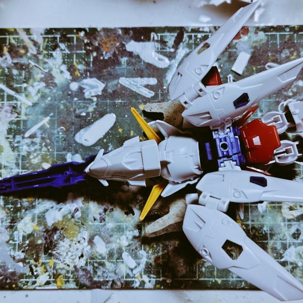 ウイングガンダムの顔パーツを加工、頭頂部にジョイントパーツをプラパイプで追加、シールドパーツを取り付けて、バードモードに変形できるぞ。（4枚目）