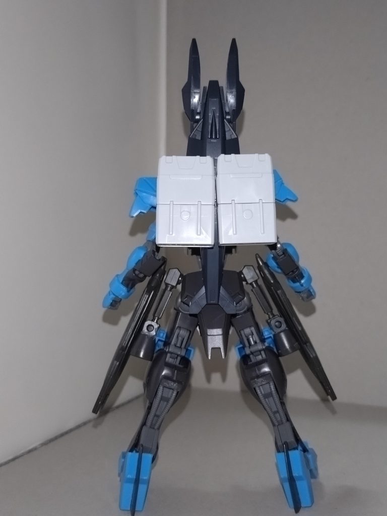 バックパックにあったバーニアはサイドアーマーに移植し、バーニア撤去跡には、ガンプラバトルアームアームズのミサイルランチャーと、サードパーティ製の接続アームを組み合わせたものを魚雷発射管として移植。より水中戦対応能力が増大しているという。ただ、同じMorfonicaの倉田ましろ(ボーカル)からは、鉄血系MSの弱点である腹部装甲の貧弱さを指摘されており、またバックパック自体が重すぎることもあり、既にヘタリが発生している。