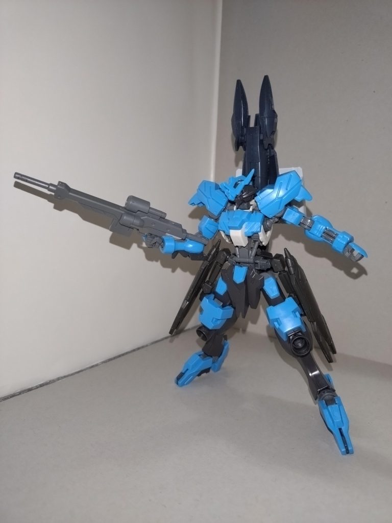 ビームライフル、ビームサーベル、フォノンメーザー砲および脚部コンバットナイフは変更なし。なおビームサーベルのラックはヒザにある。