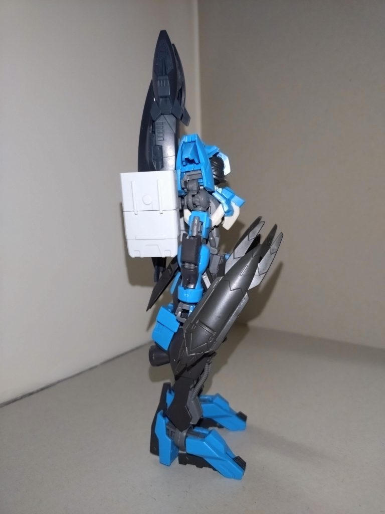 さらに魚雷発射管を横へ倒す点が改修前と変わっている。それでもレールガンにはロックがかけられ撃てない。これは魚雷発射管への誤射を避けるための措置だという。ガザCリスペクト+鉄血系ガンダム+水陸両用、この絶妙な取り合わせこそが、ヴィダールMk-Ⅱの醍醐味である。 〜月ノ森女子学園高等部生徒会報より〜 