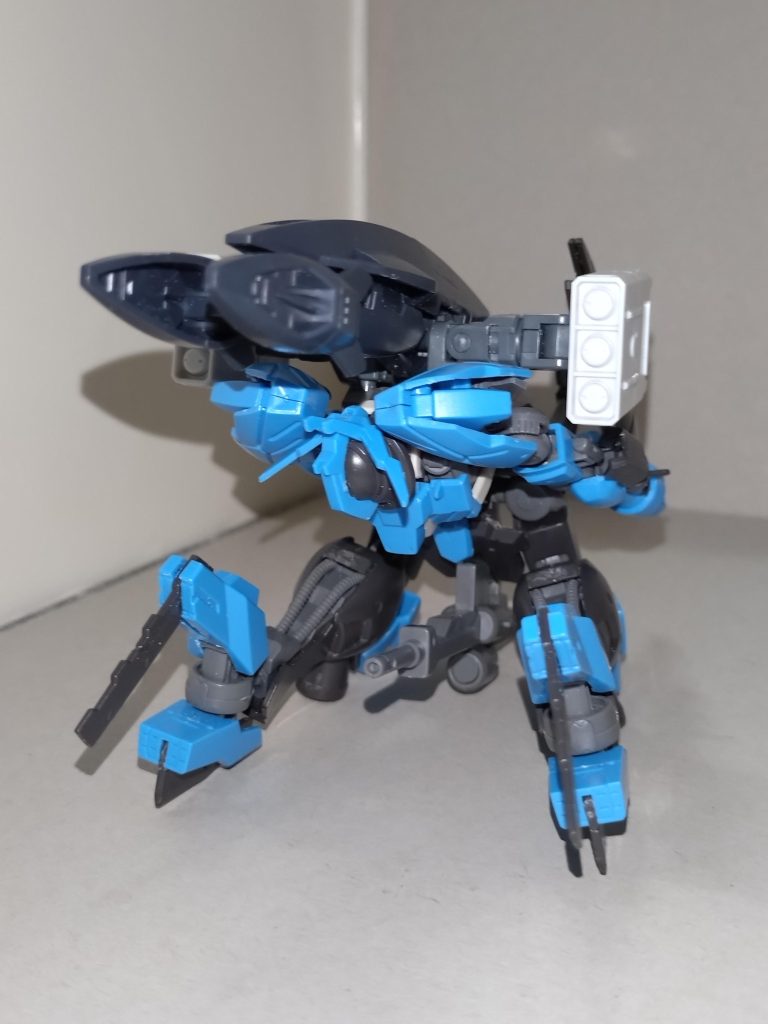 MA形態脚部コンバットナイフによる白兵戦能力は変わらず健在。