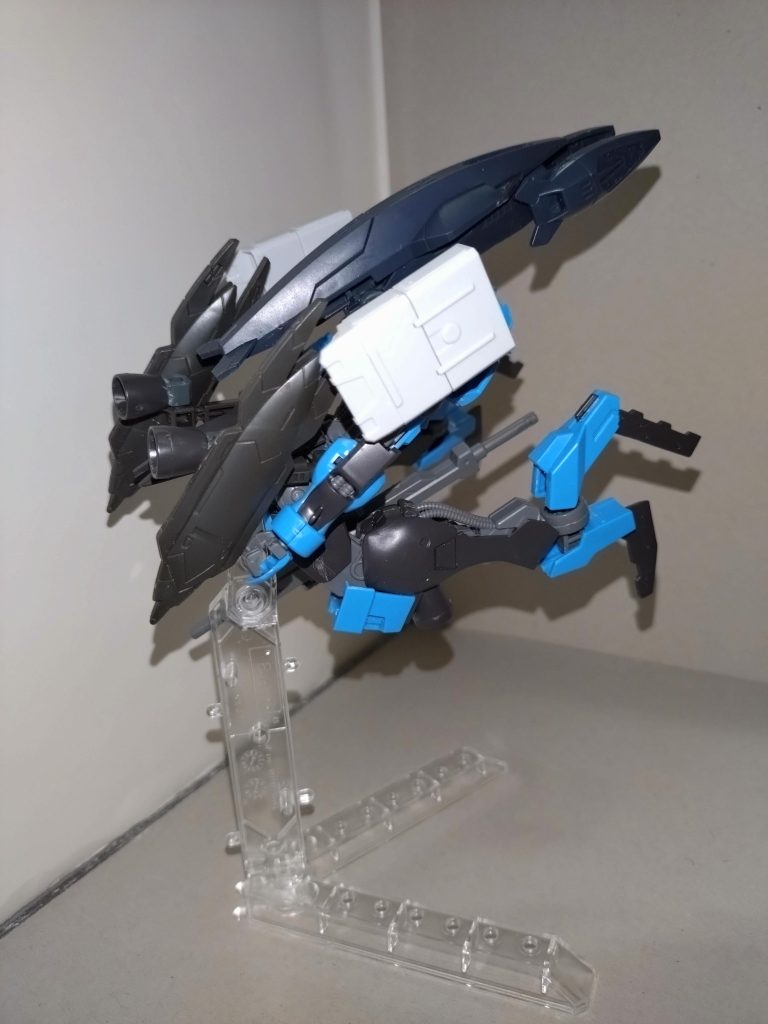 今回は2度目の電飾に挑みました。ランプ付リチウム電池・ミライト316(短い方)が、ランプ部分を露出する形でフォノンメーザー砲発射口に嵌ったので、これを用いてフォノンメーザー砲発射の瞬間を取り上げてみた次第です。ミライト316はフォノンメーザー砲発射口を下に向けると簡単にハズせ(落とせ)ました。 次回作もお楽しみに。