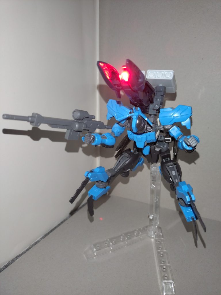 フォノンメーザー砲とその発射形態つくし「これだけのために、(八潮)瑠唯さんのフェニーチェ(=ウイングガンダムスフォルツァンド)に倣って電飾してみたんだよ」(カチッ···)←天井の照明オフ