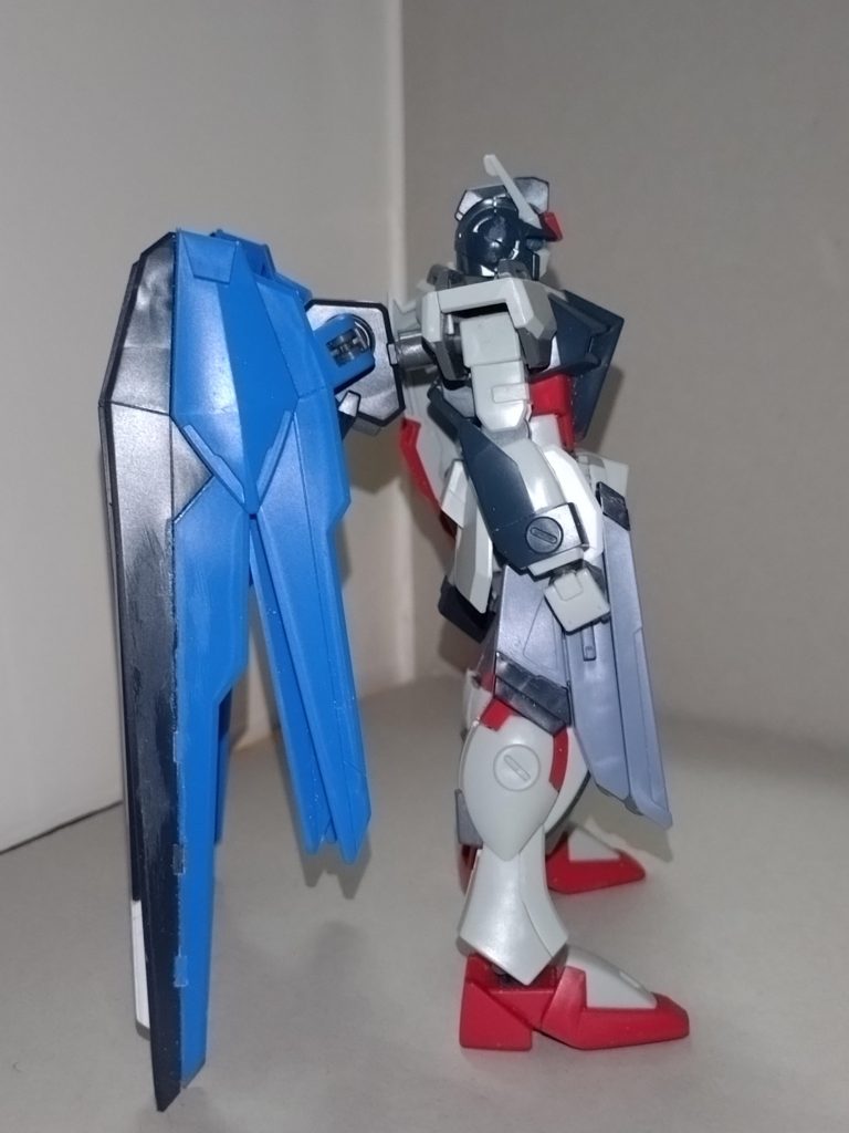レールガン「エクツァーン・ツヴァイ」ストライクダガーダイバーエース時代と同じ。基本的には片側のみ使用。りみ「片側だけなら歩いたままで撃てる」