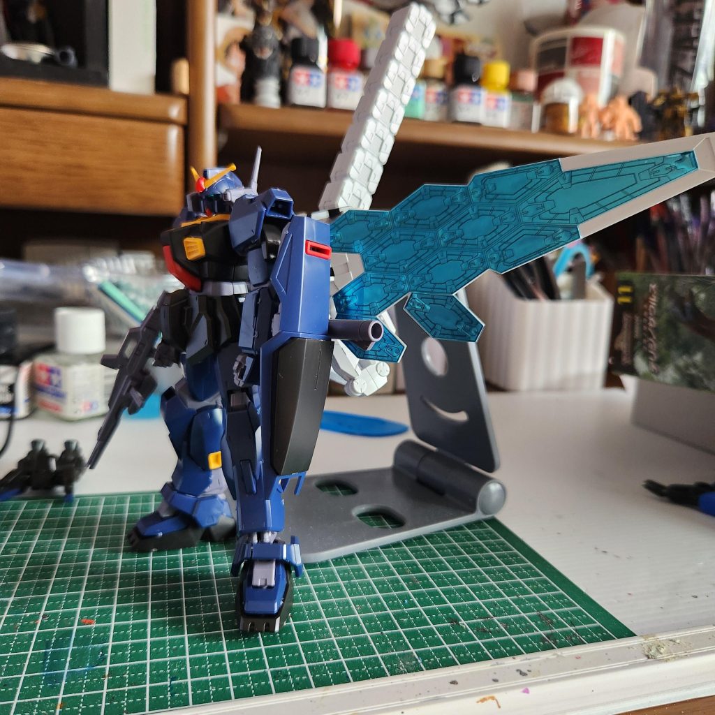 自立なんかするわけないので、携帯スタンドでお助けです。