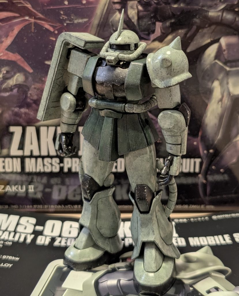 チッピング後スポンジは100均で購入、柔らかすぎて思った通りに乗らない。よもぎ色を暗くするために追いポンポン…かなり汚れた感じになってしまった。なんか物足りない気がしたので黒パーツにチタンシルバーを軽く乗せる。