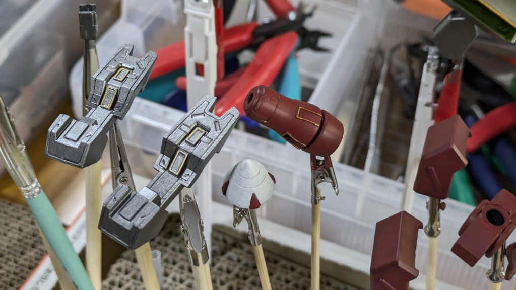 細かな部分の塗り分けは、時短のためにマスキング無しで細筆でチョンチョン塗りました。