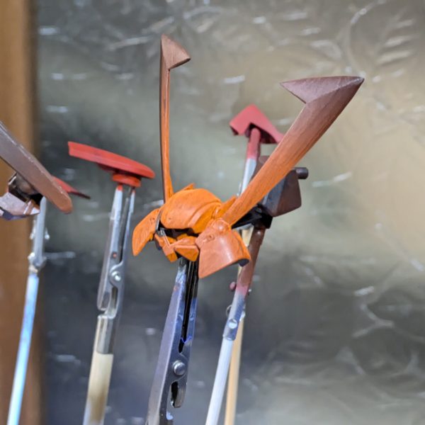 ミスターブシドー強化月間🤩🙌🏻マスラオ製作中です！この機体は疑似太陽炉でトランザムを発動する初めての機体で、劇中でもとても印象的なシーンでした🤤『とくと見るがいい、盟友が作りし我がマスラオの奥義を‼️』ということで、トランザム機能がついた塗装をしました。黒の塗料に蛍光レッドをごく少量混色し塗装しております。筆塗りなのでちょっとムラが出てますが💦💦普段は黒く見えますが、UVライトをあてると赤く発光します😊✨☀️これでいい感じにトランザム出来そうです😻（3枚目）