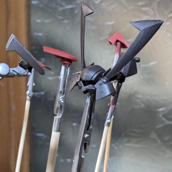 ミスターブシドー強化月間🤩🙌🏻マスラオ製作中です！この機体は疑似太陽炉でトランザムを発動する初めての機体で、劇中でもとても印象的なシーンでした🤤『とくと見るがいい、盟友が作りし我がマスラオの奥義を‼️』ということで、トランザム機能がついた塗装をしました。黒の塗料に蛍光レッドをごく少量混色し塗装しております。筆塗りなのでちょっとムラが出てますが💦💦普段は黒く見えますが、UVライトをあてると赤く発光します😊✨☀️これでいい感じにトランザム出来そうです😻（2枚目）