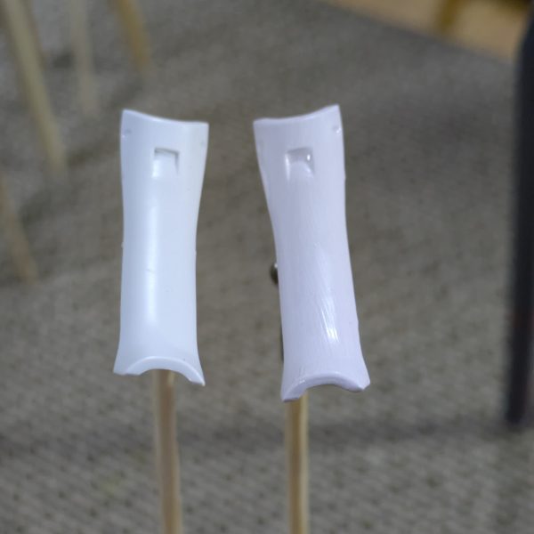 先日作ったマスラオのように、塗りたい塗料に赤色蛍光塗料を混ぜたいのですが、白パーツが多く、赤色蛍光塗料を多く混ぜられません💦💦しかも何故かプラスチックがUVライトで青色に発光する素材😣キレイに完全に隠蔽しないと青色に光ってしまいます😅マスラオのキットのように、うまくトランザムさせるのは厳しいデザインです🤔（2枚目）