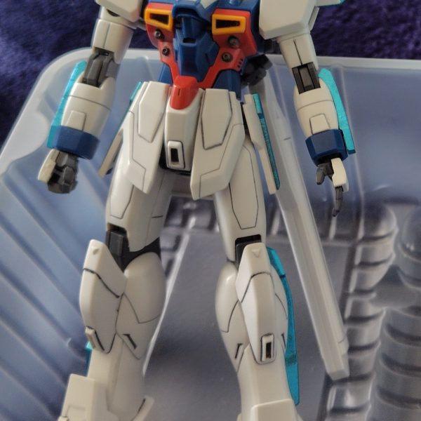 午前中は、ガンダムマーカー補充して、メタブルーのやりかけのところをガンダムマーカーエアブラシしました。少しおいてから、組みました😀が、うくかなぁ😣あとは残りの武器を白サフしました。 お昼食べてから、塗りながら組みますー（2枚目）