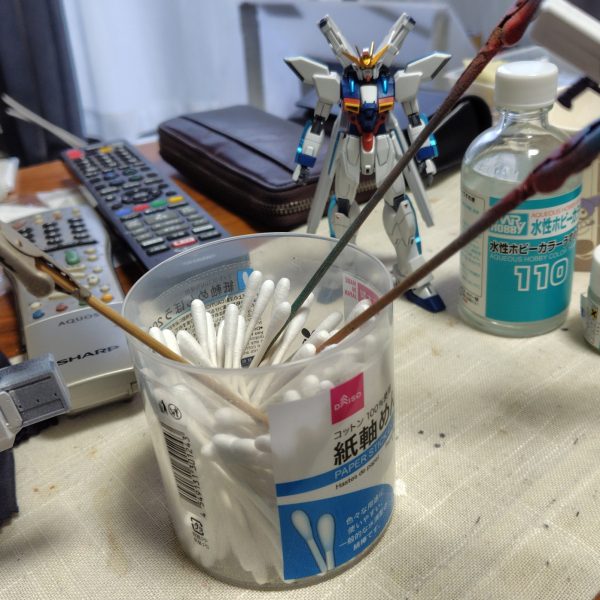 今日は白を筆塗りしました。瓶に筆を直接入れて塗ってみたり、紙コップに薄め液と混ぜてみたりと、何度も塗りました。😣白は多分終わりにします。😂が結局、先にマーカー塗ったところにはみ出たので、白がしっかり乾いてからマーカーの方のリタッチをどうするか悩みます😣まずは明日まで乾かすどー😂（2枚目）