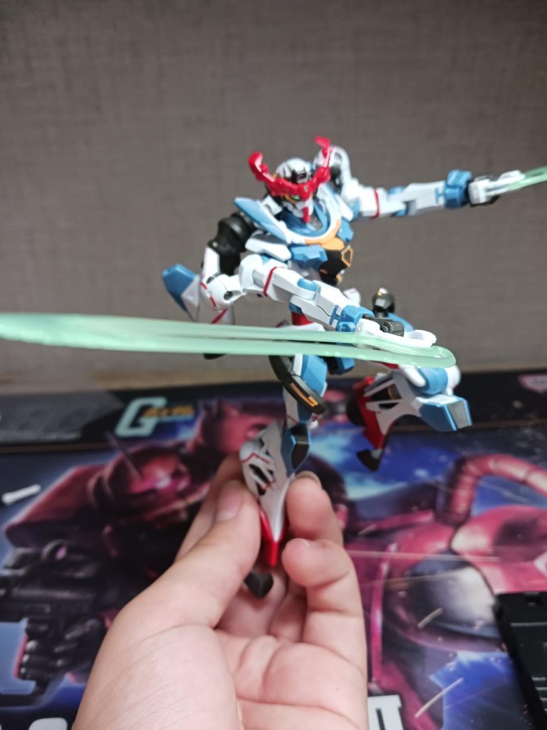 しかし、ジークアクスは序盤赤いガンダムと交戦し武装のほとんどが失われていたが、ザクのヒートトマホークを使用していた