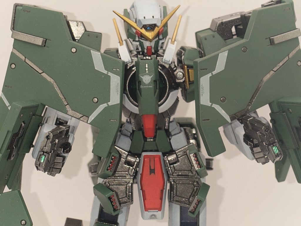 塗装は前回のヴァーチェと同様にメタルビルドを参考にフレームを光沢仕上げにして外装等はツヤ消しです。GNフルシールドはマスキングでうまく塗り分けられて良かったです✨