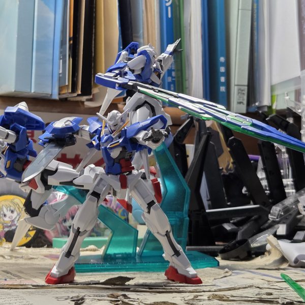 お久しぶりです。久しぶりのガンプラですが、刹那登場機3機を素組してきました。この3機をミキシング等していこうかと…（2枚目）