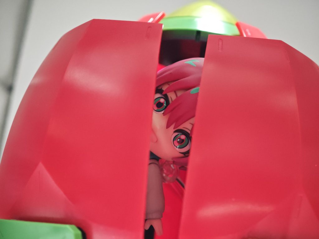 「ハァーイ、シュージィ」注・原作者は同じ。マチュ「SHINING(キラキラ)と聞いて…」