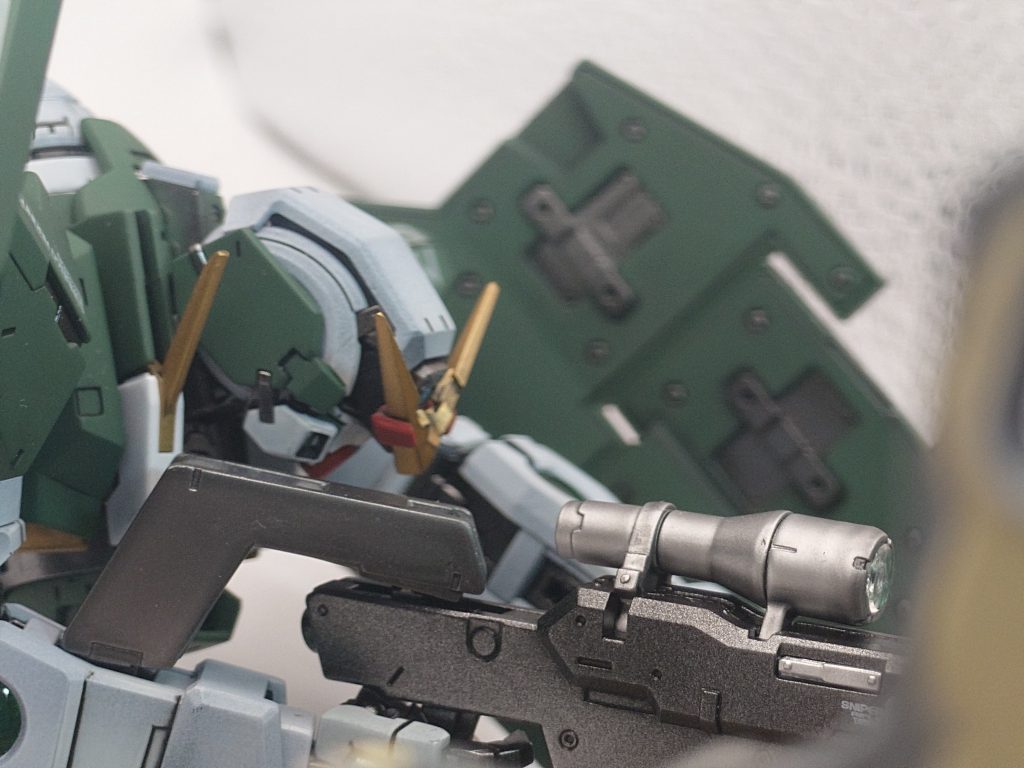 ガンダムデュナメスはやはり狙撃シーンが一番カッコいいですね✨️このポージングが取れるようにフレームが工夫されてるのはBANDAIの技術力を感じました。だから、MGエクシアのリメイク作ってくれませんかね～BANDAIさん！