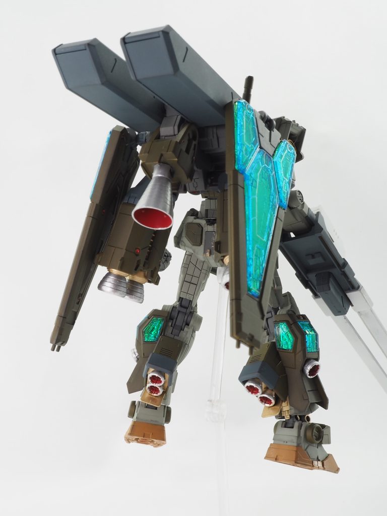 「グラスフェザー」装備型ガンダムを強襲特化仕様に改修した機体。グラスフェザーの特徴であった太陽光パネルは、完全にコントロールされたサイコフレームへ置換され、機体制御、補助推進器、対ビームフィールドの形成といった機能を任意に発現させることができる。