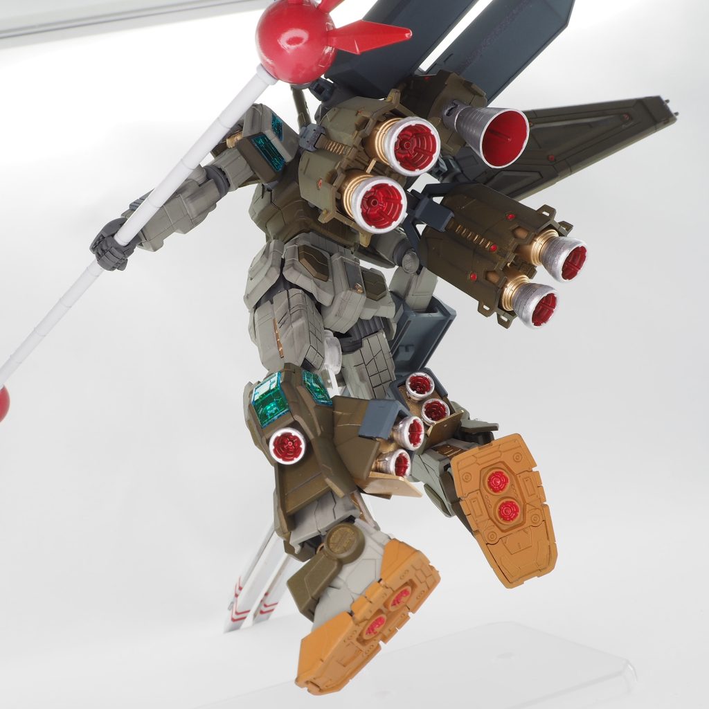 背面はクリアパーツがあまり見えないので、バーニア類を塗り分けでゴージャスな感じにしました。背面も見栄えを考えるとモノトーンの方が…ゴホン以下、ギャラリー↓↓↓