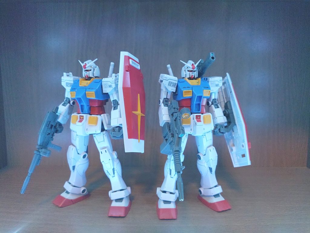 こちらは2体ともオリジンガンダム右は前期型でライフルのデザインの肩のキャノンが特徴ですね〜左は中期型ライフルは見慣れたデザインにこの2体は選択式なので基本はほぼ同じだからマジで違うだよかーちゃん状態
