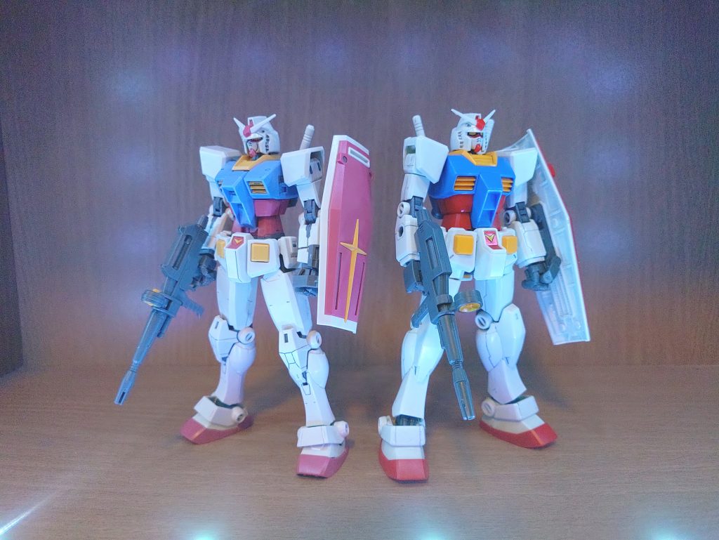 右はHGUCリバイヴのガンダムスタイリッシュになってるけど現代においてはスタンダードなガンダムですね~左はHGのBEYOND GLOBALガンダム太ももが太かったり腰のくびれが目立ってたりプロポーションは目立ちますが可動範囲はピカイチ