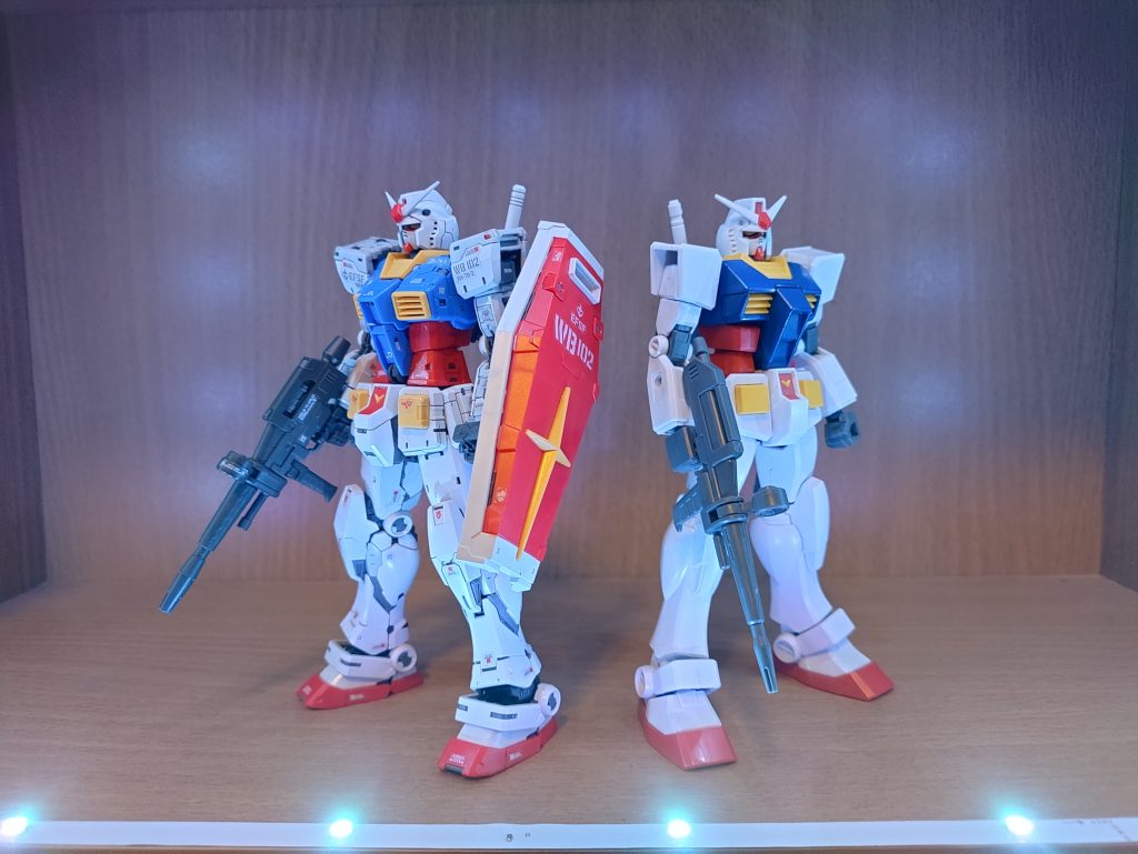 左はRG2.0ガンダム流石のハイディテールRGなのでコア・ファイターなのは当然としてそのコア・ファイターに可動軸を設けるとかいうバンダイ今日のメカニズム右はEGガンダムと見せかけて実は胸を青く塗ったEGラーガンダムなのでシールドは無し