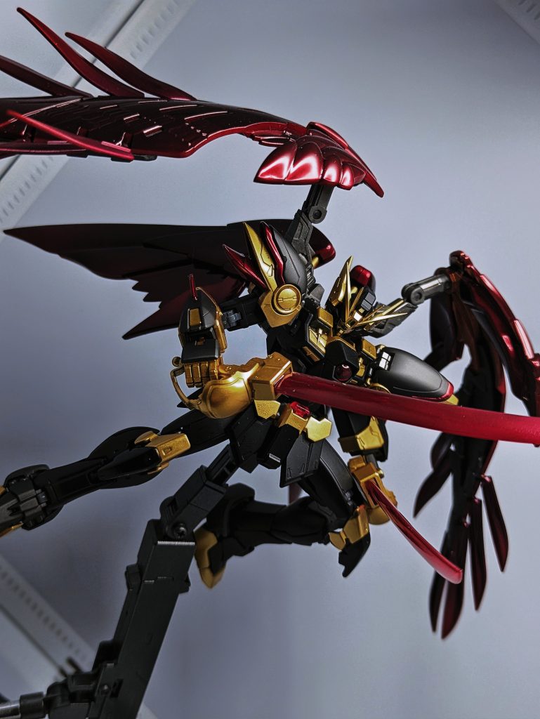 一応、似合うと思って持たせたビームザンバー武装の写真も載せておきます。こちらはHGクロボンの武装を塗装したものですが、スケール感が絶妙に合わなくてバランスが悪く見えてしまうので没になりました。残念。 