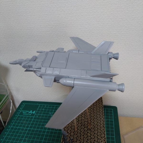 やりすぎてダレダレになっちゃった(⁠｡⁠ŏ⁠﹏⁠ŏ⁠)エアブラシや缶スプレーは外でやってるので、日差しによって超絶見にくかったりするのです…。 疲れ目〜♪ショボショボ〜♪ピーカンだと見づらい〜♪プラモの塗装は屋内で〜♪ ……といくらＡＣ辺りがCM流したところでウチには1歳児がいるからなぁ(⁠*⁠﹏⁠*⁠;⁠)塗装ブース??あんなの飾りです!!家の大きい人にはわからんのです(⁠ ⁠≧⁠Д⁠≦⁠) 一応あるんですが、水性カラー筆塗りですら薄め液を使うのに気を使っちゃいますね。筆塗りならやるけどね!!(⁠☆⁠▽⁠☆⁠) 面が大きいからエアブラシ使うつもりでしたが、白は外で塗るの無理じゃないだろうか。試しに吹いてみたところ、屋外だとサフとグランプリホワイトの違いがわからんです（笑）（4枚目）