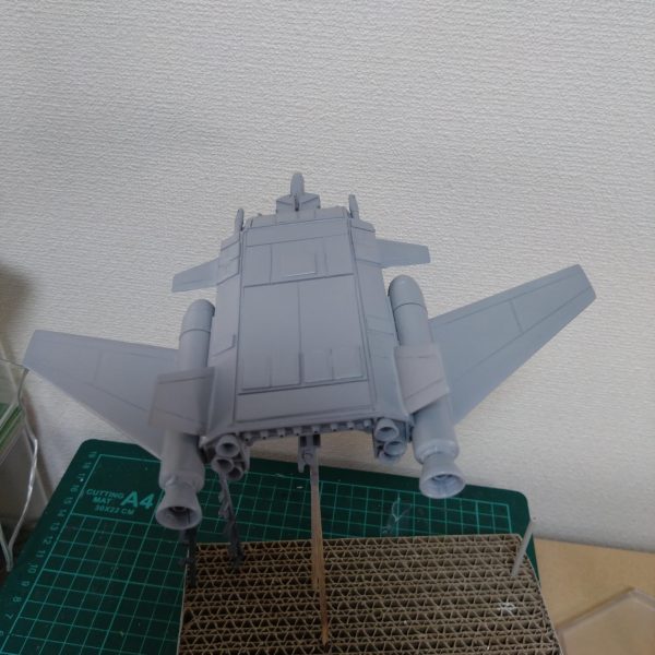 やりすぎてダレダレになっちゃった(⁠｡⁠ŏ⁠﹏⁠ŏ⁠)エアブラシや缶スプレーは外でやってるので、日差しによって超絶見にくかったりするのです…。 疲れ目〜♪ショボショボ〜♪ピーカンだと見づらい〜♪プラモの塗装は屋内で〜♪ ……といくらＡＣ辺りがCM流したところでウチには1歳児がいるからなぁ(⁠*⁠﹏⁠*⁠;⁠)塗装ブース??あんなの飾りです!!家の大きい人にはわからんのです(⁠ ⁠≧⁠Д⁠≦⁠) 一応あるんですが、水性カラー筆塗りですら薄め液を使うのに気を使っちゃいますね。筆塗りならやるけどね!!(⁠☆⁠▽⁠☆⁠) 面が大きいからエアブラシ使うつもりでしたが、白は外で塗るの無理じゃないだろうか。試しに吹いてみたところ、屋外だとサフとグランプリホワイトの違いがわからんです（笑）（5枚目）